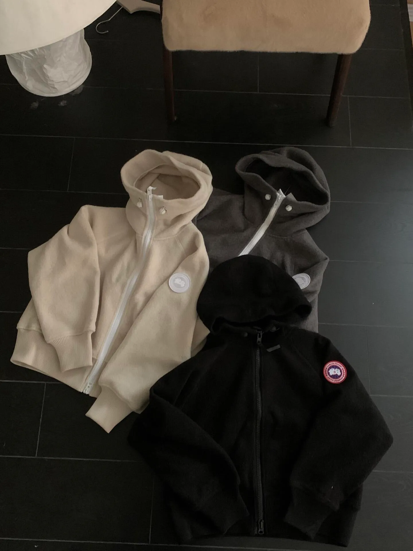 P660 Big Goose White Label Hooded Cashmere Sweatshirt Jacket [Original Mold] [Perfectly Restored] Canada Goose Canada Goose SS22 Chilliwack Humanature 01 Logo Label Zipper Drawstring Hooded Fleece Long Sleeve Bomber Jacket 7102W1 Exclusively customized wool fabric. Only compared with ZP. The popularity of this season’s new style does not require any elaboration. The fabric is warm and comfortable long plush. It is easy to put on and take off. High-tech breathable space cotton liner. It makes the entire garment very stiff and soft, comfortable and lightweight at the same time. Breathable, soft, not sweaty, lightweight, stylish, and non-deformable. The iconic double-striped reflective strips are designed behind the collar and hood. No detail is missed. High-density goose badge. All threaded accessories are customized. Three colors to choose from. Each one is super western. The upper body effect is very high-end. The loose version is not bloated at all. It is quite fashionable. It can be said that it is a very unique design. This year's must-have style is the same for men and women🔥 Color: black color code, dark gray, goose egg yolk Size: XS.-M